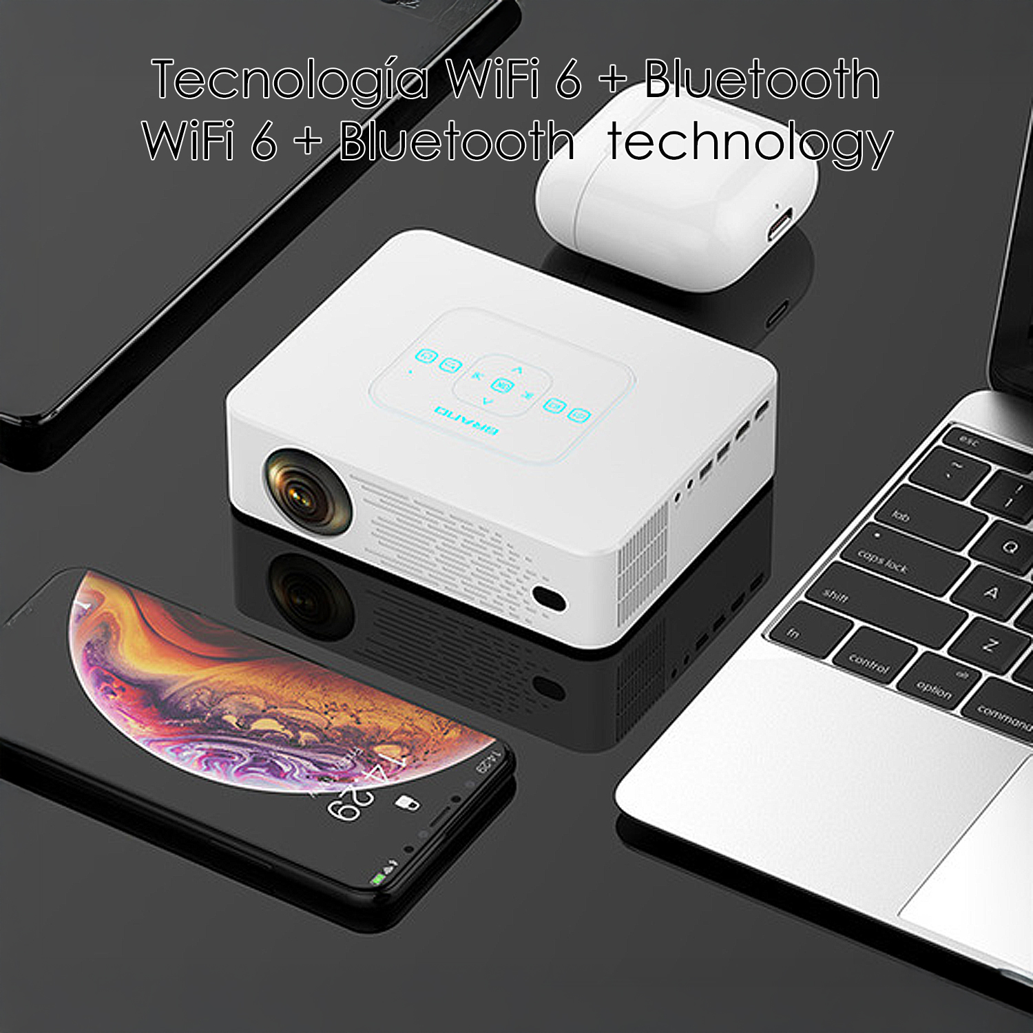 Weißer Projektor, Telefon, Laptop und kabellose Ohrhörer auf einer reflektierenden Oberfläche. Auf dem Telefon wird die Uhrzeit angezeigt.