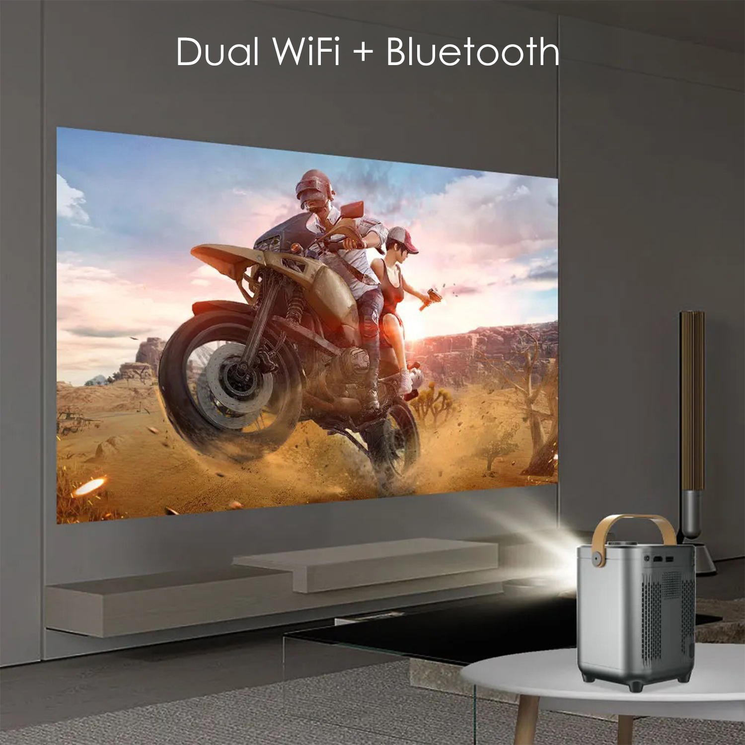 Ein Projektor zeigt eine Szene eines Motorrads in einer Wüste. Der Projektor steht auf einem Tisch, darüber steht Dual Wifi + Bluetooth.