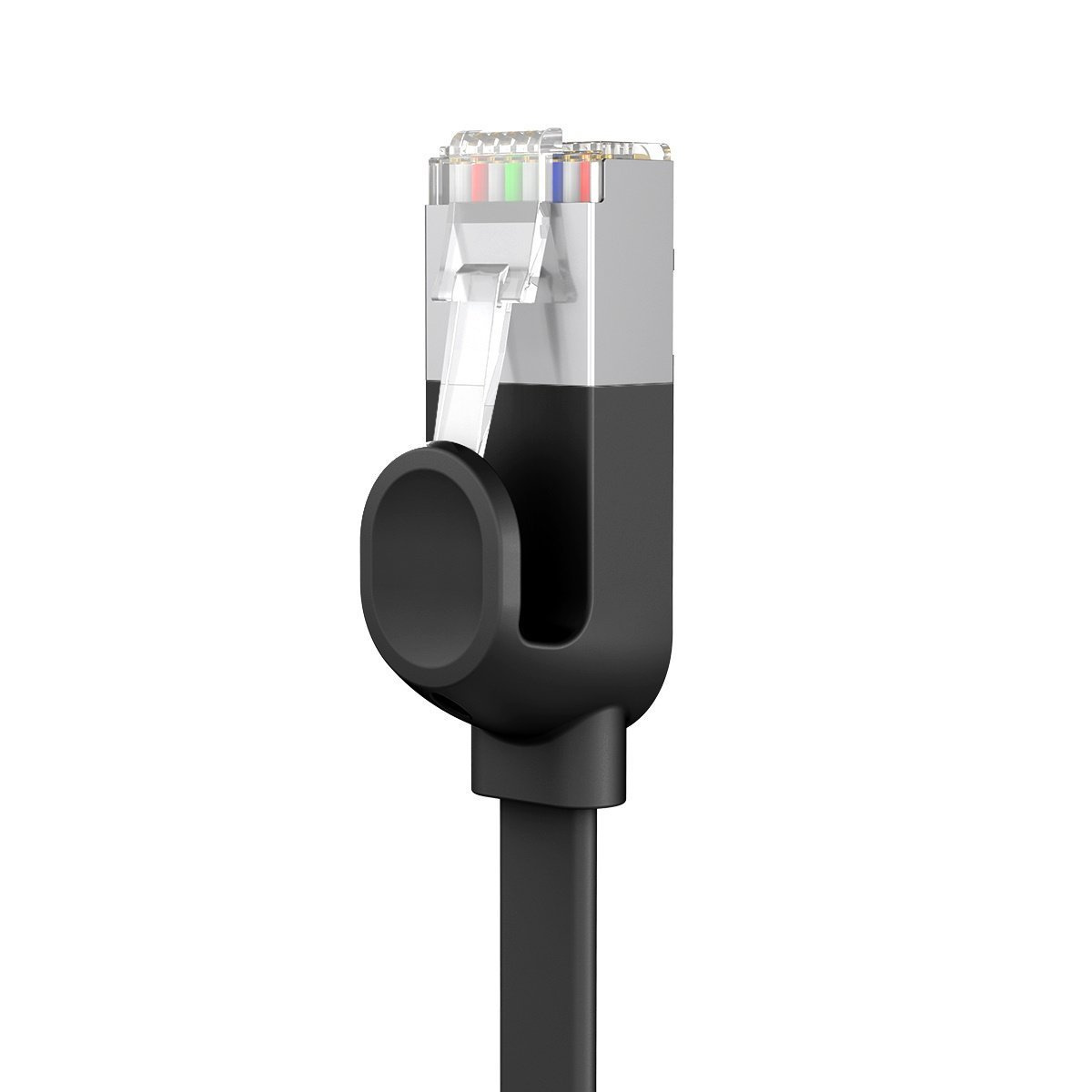 Primo piano di un connettore RJ45 con corpo nero, plastica trasparente e fili colorati su sfondo bianco.