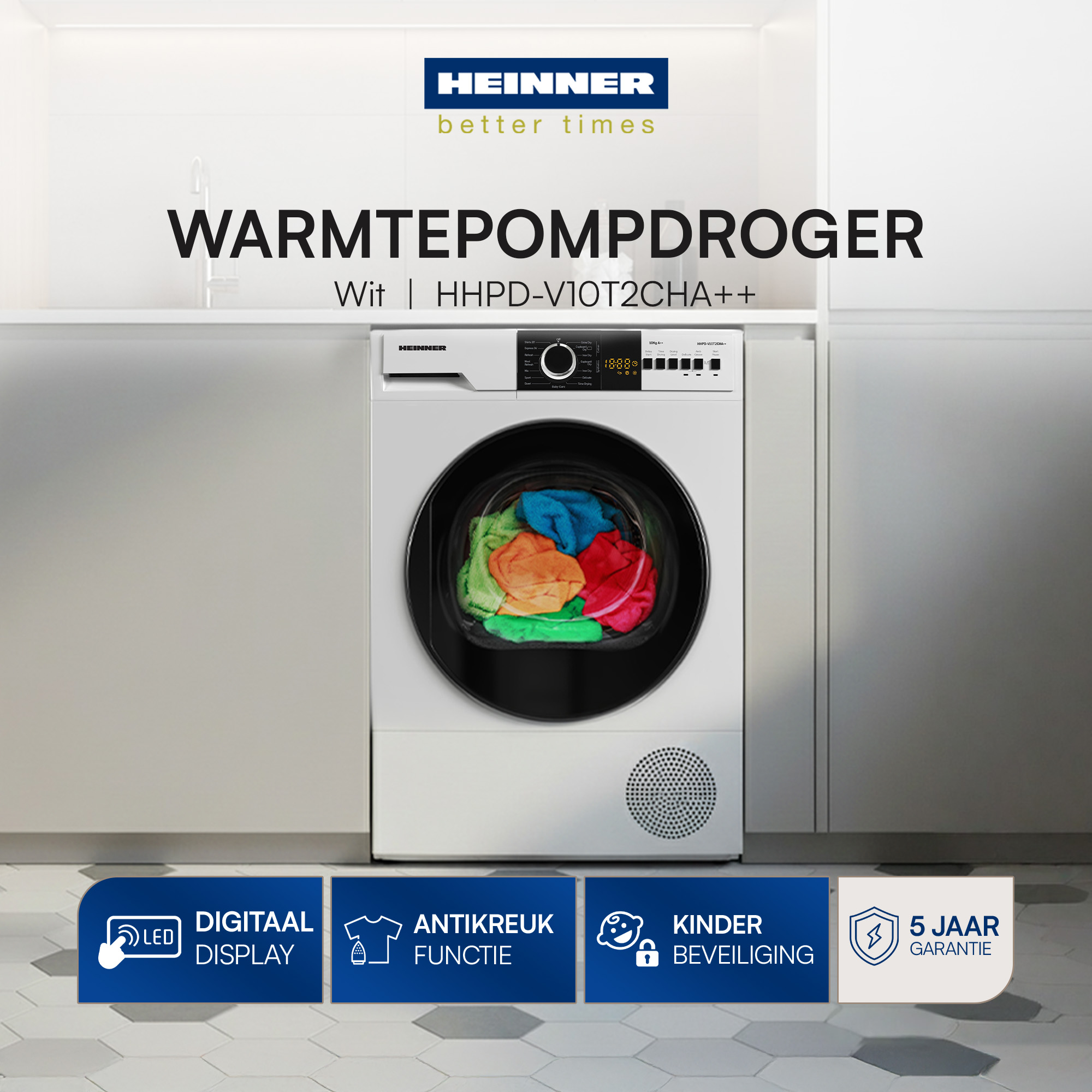 Weißer Trockner mit Kleidung im Inneren. Text: WARMTEPOMPDROGER, HEINNER. Merkmale sind Digitalanzeige und Kindersicherung.
