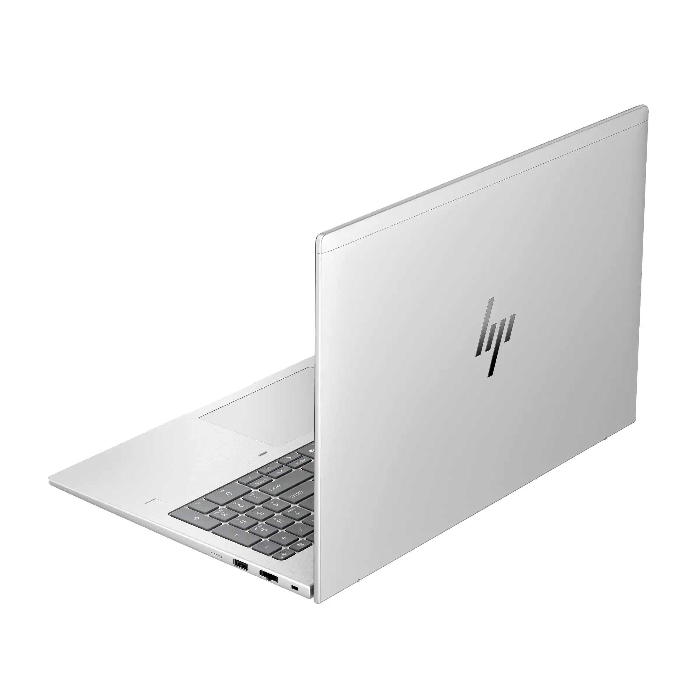 Een zilveren HP-laptop op een witte achtergrond, in een hoek geopend. Het HP-logo is zichtbaar.