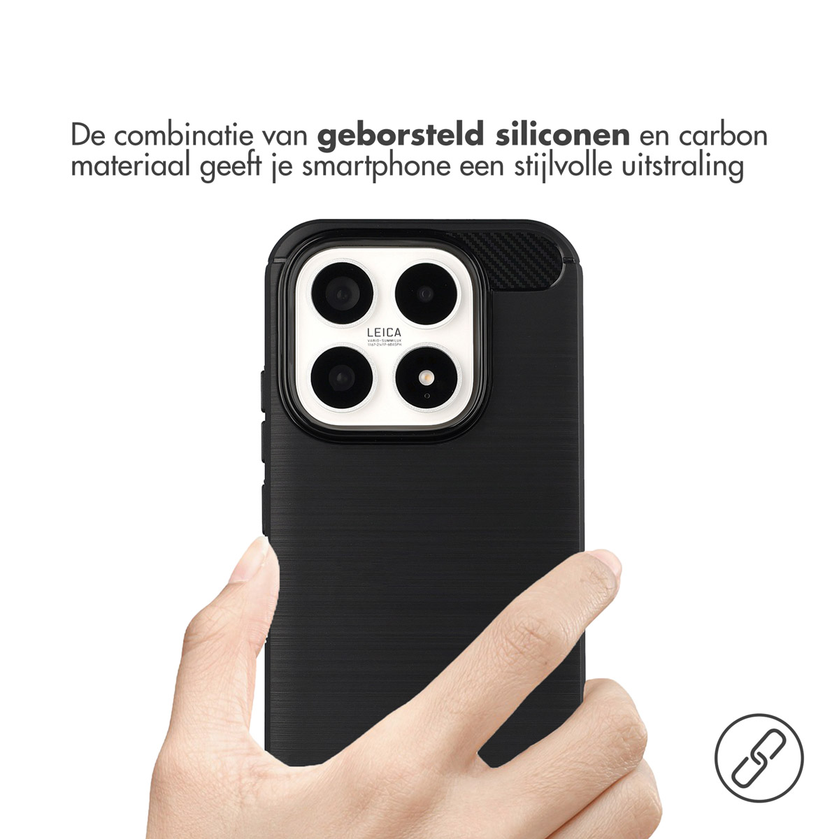 Een hand die een zwarte telefoon vasthoudt met een getextureerde achterkant. De telefoon heeft een camerasysteem met vier lenzen. De achtergrond is wit.