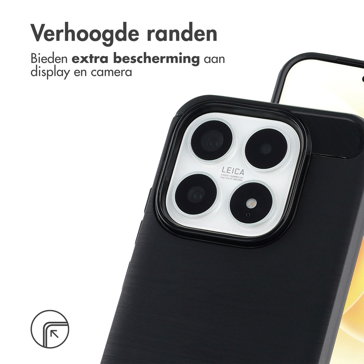 Close-up van een zwarte telefoonhoes met verhoogde randen. De hoes heeft een cameramodule met Leica-lenzen. Tekst vermeldt extra bescherming.