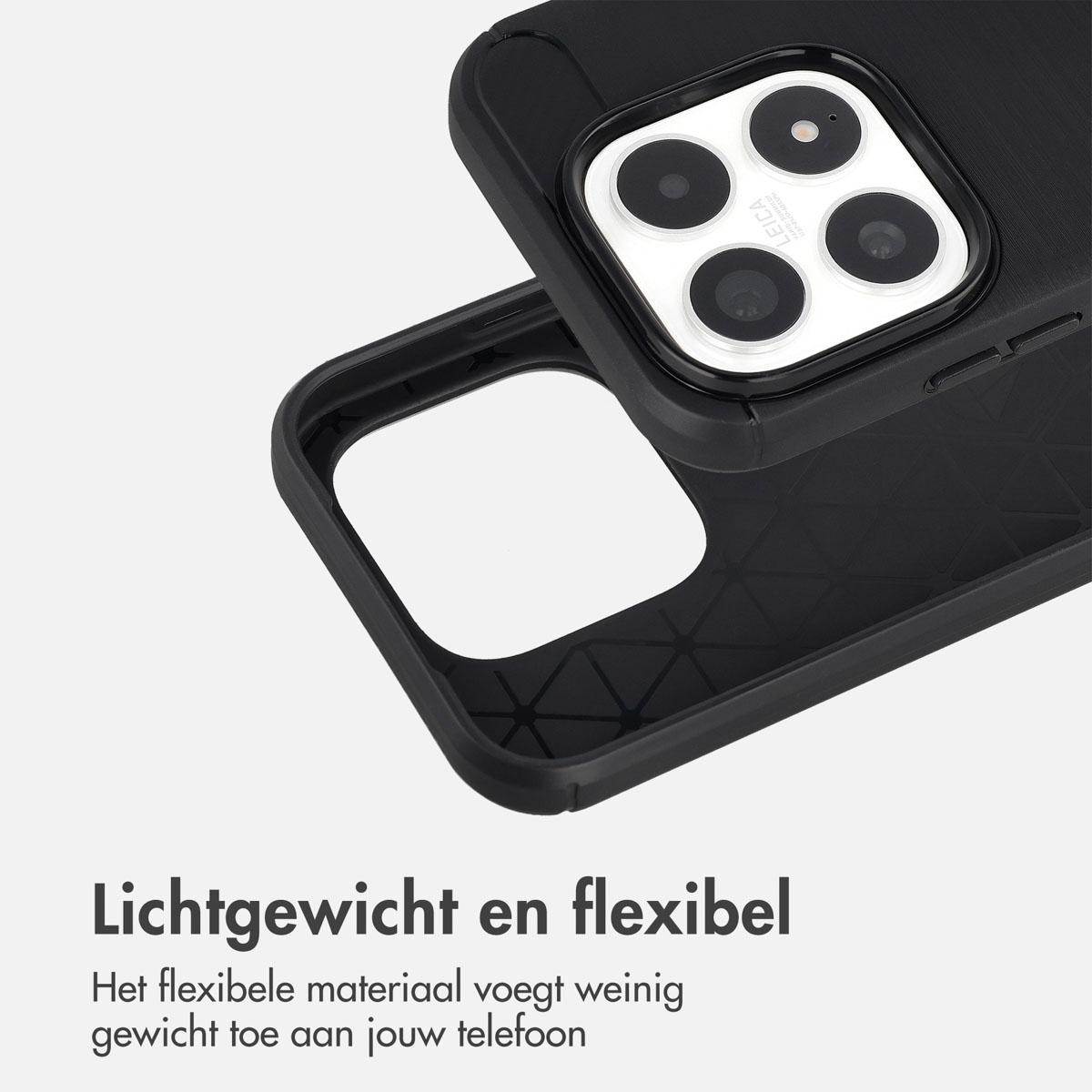 Zwarte telefoonhoes met cameralensdetail. De hoes is open en toont de binnenkant. Tekst onderaan: Lichtgewicht en flexibel.