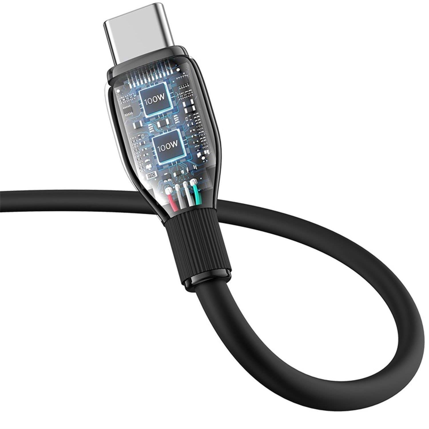 Bir USB-C şarj kablosunun yakın çekimi. Konektör, iç devreleri ve güç derecelerini gösterir. Kablo siyahtır ve döngü halindedir.