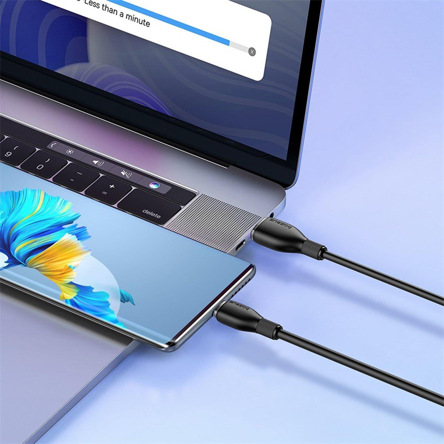 Siyah şarj kablolarıyla bir dizüstü bilgisayara bağlı bir telefon. Dizüstü bilgisayar ekranındaki bir bildirim yüklemeyi gösterir.