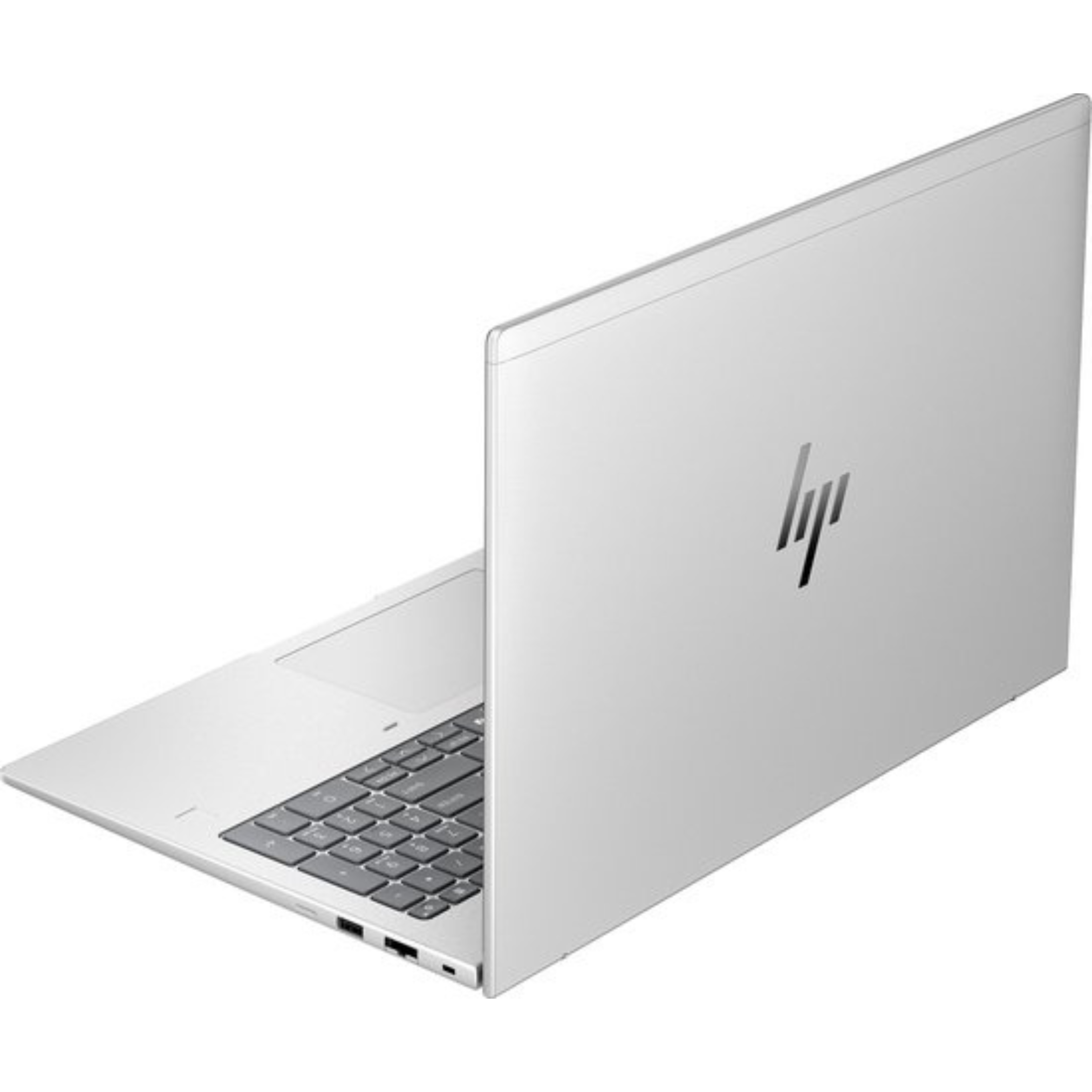 Een zilveren HP-laptop op een witte achtergrond. De laptop is open, met het toetsenbord en de achterkant met het HP-logo.