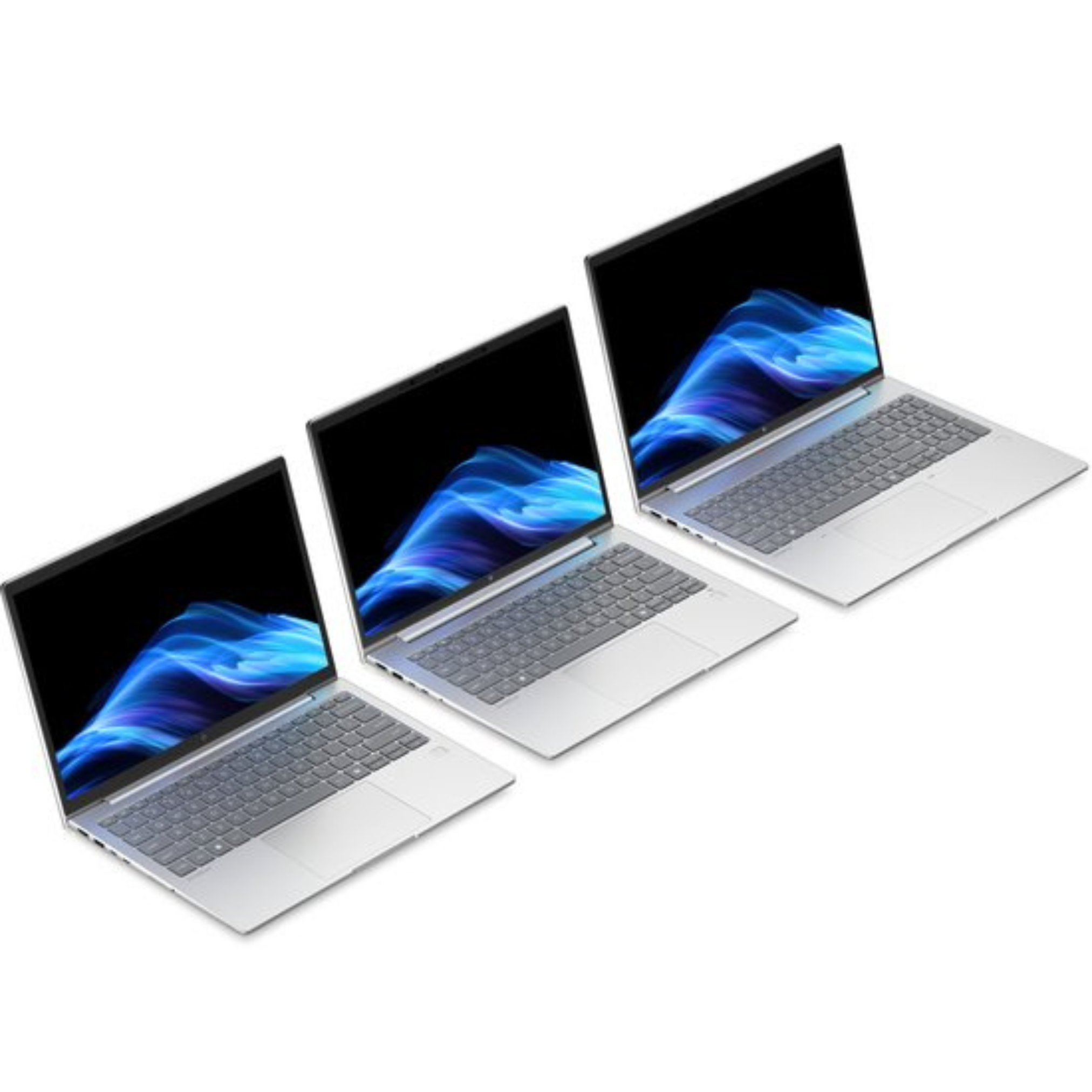 Drie zilveren laptops met zwarte schermen die een blauw en wit ontwerp tonen. Ze zijn diagonaal op een wit oppervlak geplaatst.