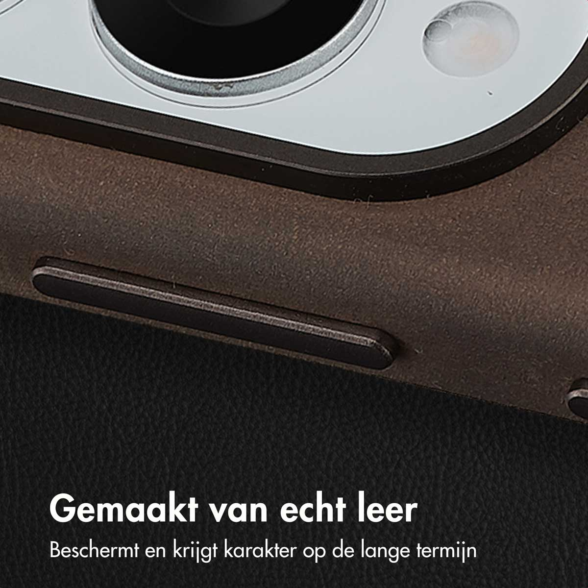 Close-up van een bruine leren telefoonhoes. De hoes heeft een donkerbruine kleur en een textuuroppervlak. De camera van de telefoon is zichtbaar.