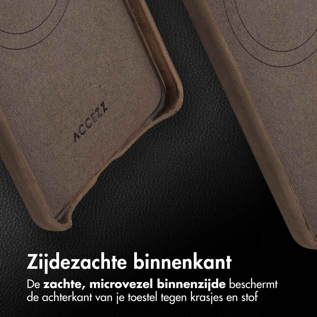 Close-up van een bruine telefoonhoes. De binnenkant van de hoes is zichtbaar, met de merknaam 'ACCEZZ'.