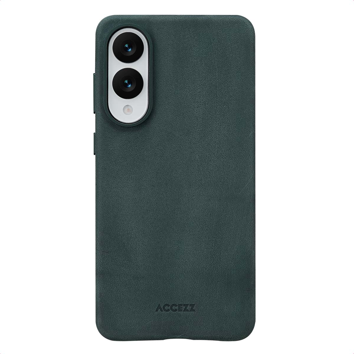 Donkergroene telefoonhoes met twee cameralenzen. De merknaam ACCEZZ staat onderaan.