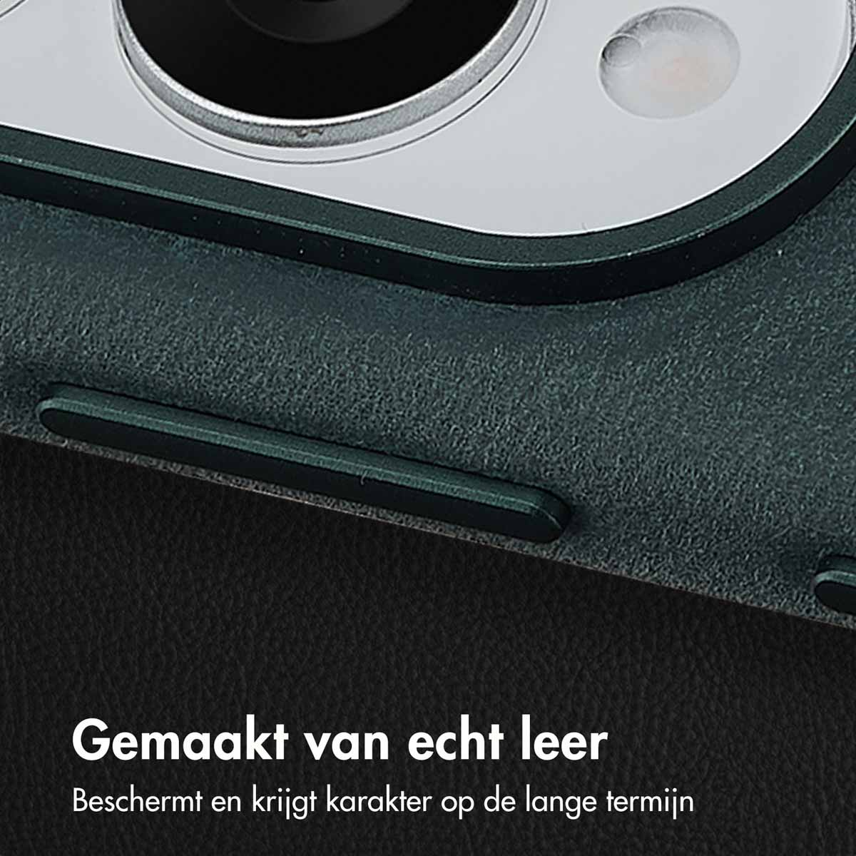Close-up van een donkergroene leren telefoonhoes, met cameralens zichtbaar. Zwarte achtergrond. Tekst: 'Gemaakt van echt leer'.