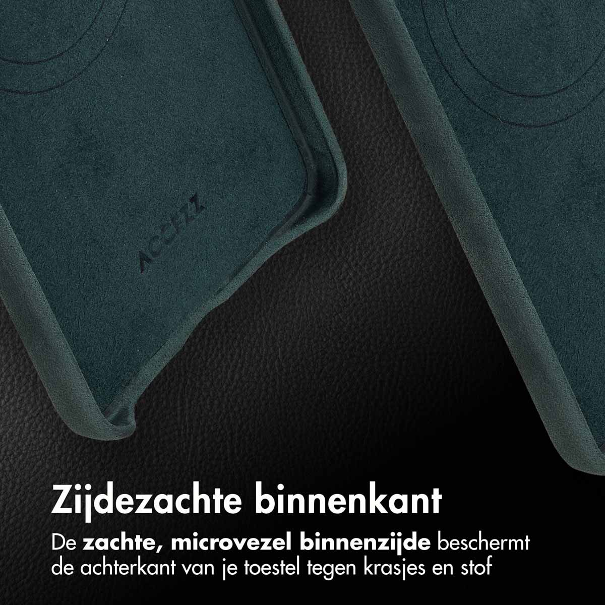 Close-up van een teal telefoonhoesje interieur. Het oppervlak heeft een zachte, suède-achtige textuur. Donkere lederen achtergrond. De merknaam 'ACCEZZ' is zichtbaar.
