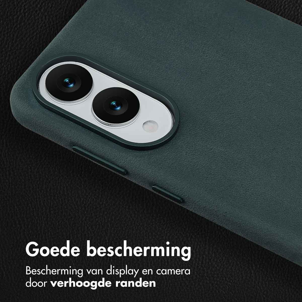 Close-up van een donkergroene telefoonhoes. Twee cameralenzen zijn zichtbaar. De hoes heeft verhoogde randen.