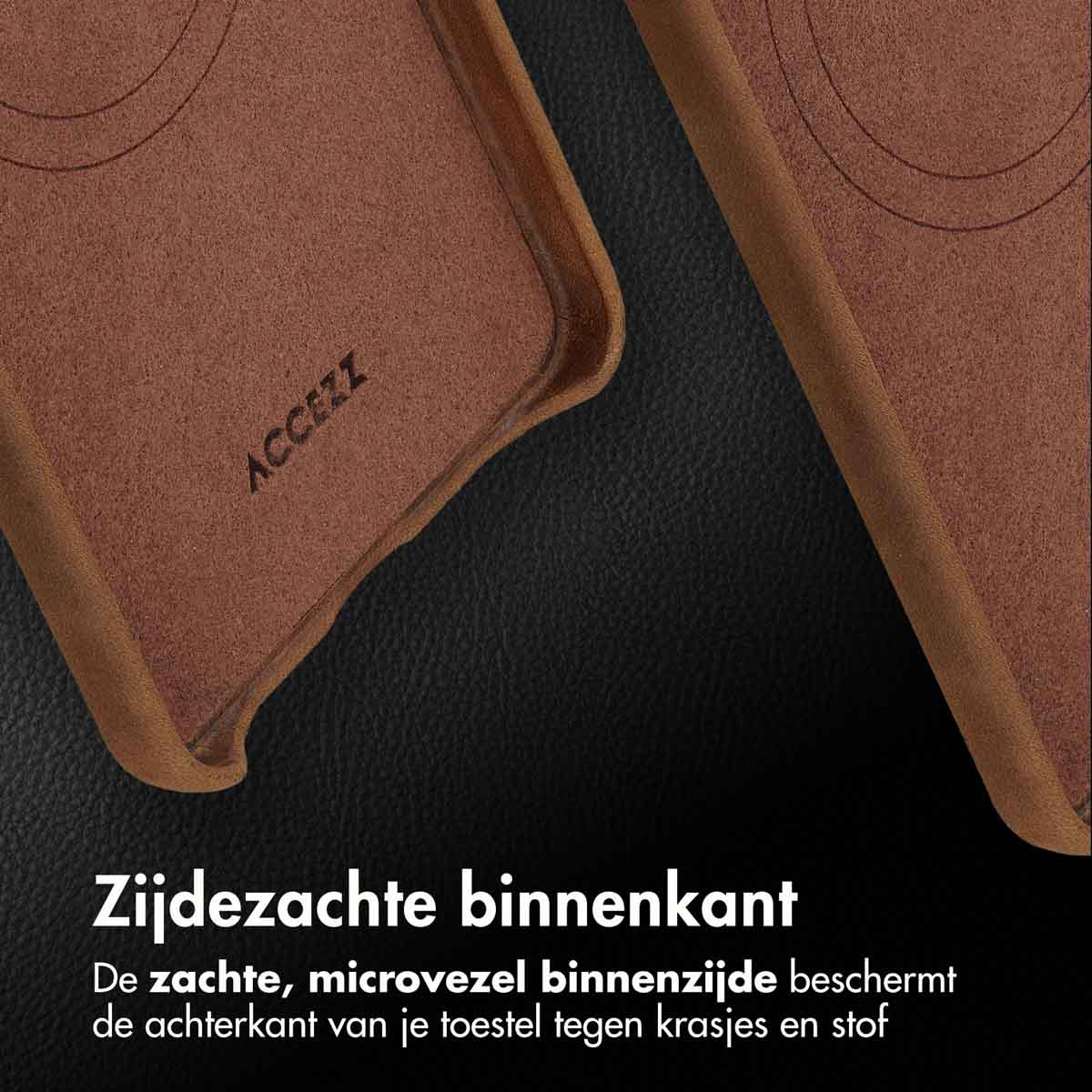 Close-up van de binnenkant van een bruine telefoonhoes. Het ACCEZZ-logo is zichtbaar. De achtergrond is donker en getextureerd.