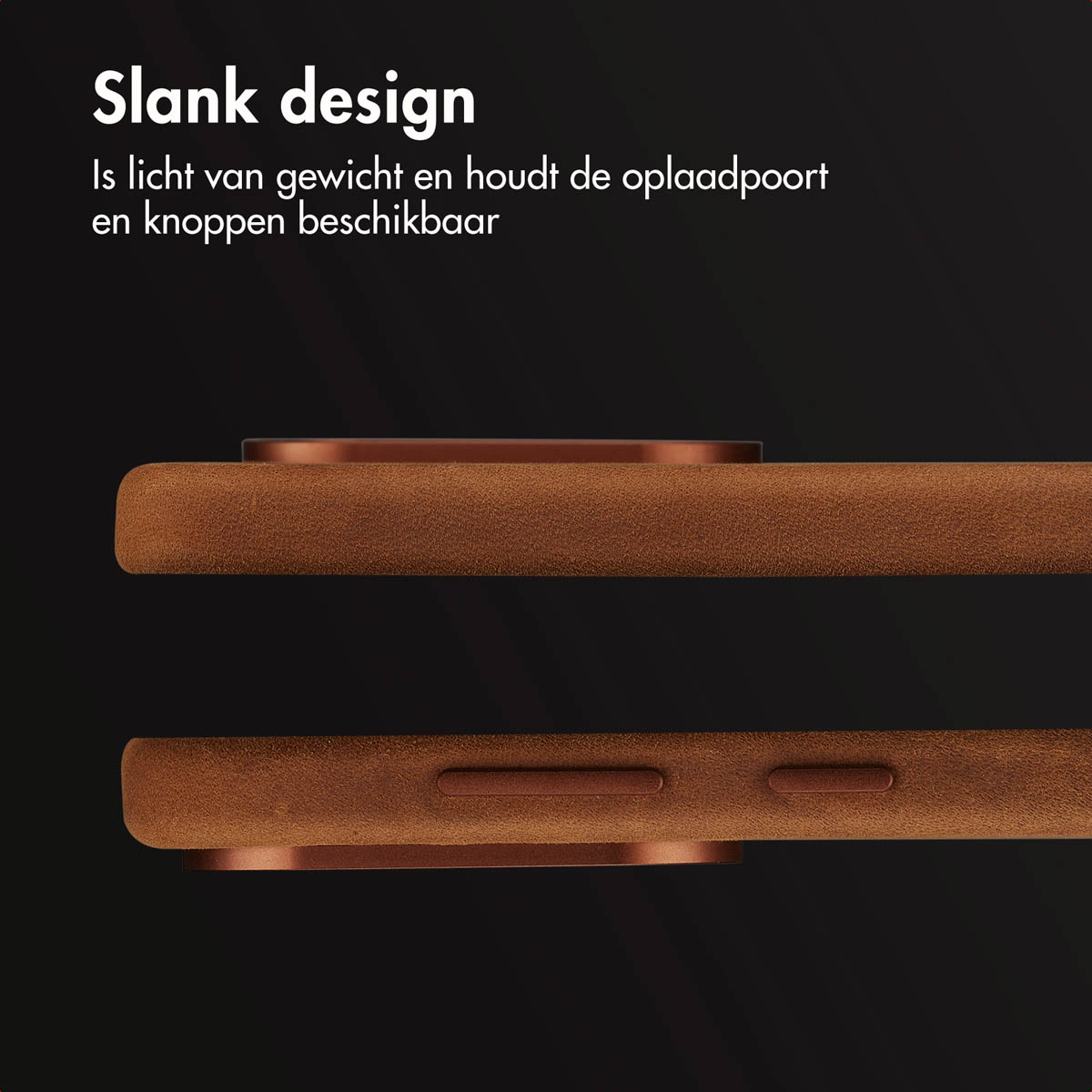 Close-up van een bruine telefoonhoes met een textuur. De hoes heeft een koperkleurig frame. Donkere achtergrond.