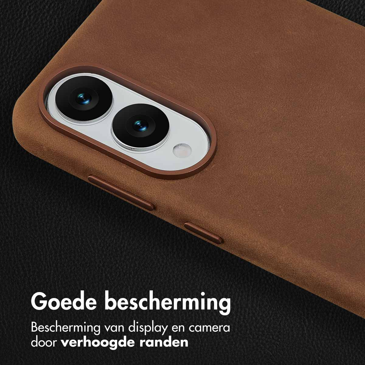 Close-up van een bruine telefoonhoes met een cameramodule. De hoes heeft een textuur op een donkere, lederachtige achtergrond.