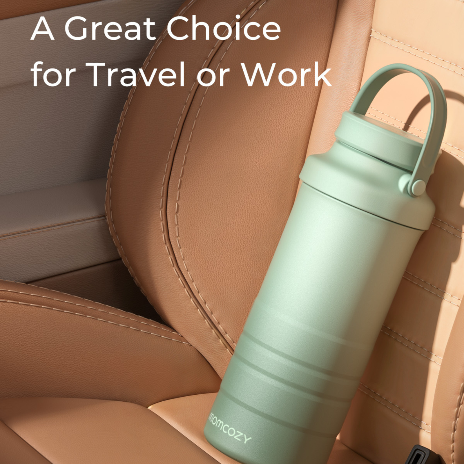 Une gourde vert menthe avec une poignée, dans un siège de voiture. Le texte dit : 'A Great Choice for Travel or Work'.