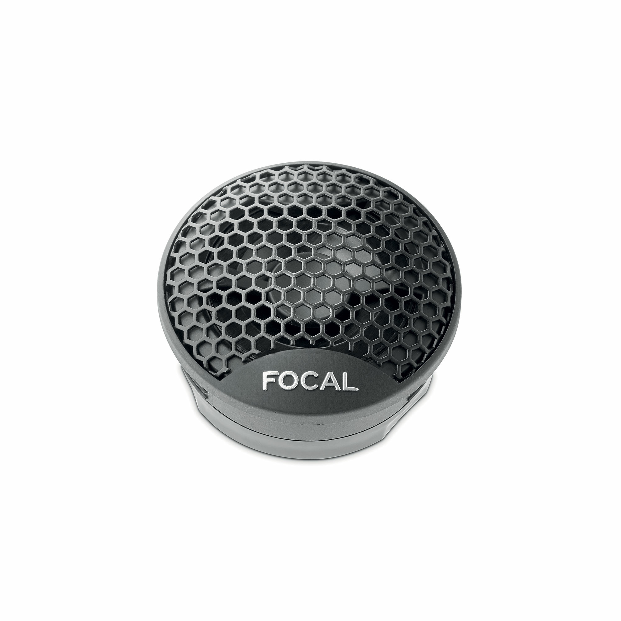Nahaufnahme eines Lautsprechers mit schwarzem Wabengrill. Das Wort "FOCAL" steht auf der Basis.