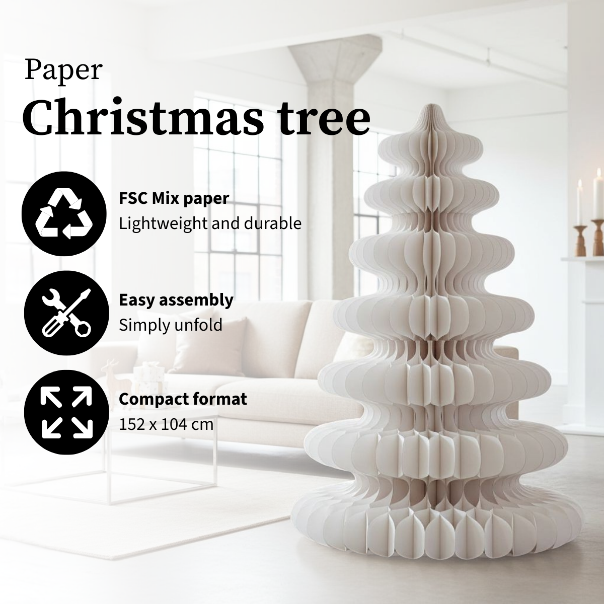 Un sapin de Noël en papier fait de papier blanc plié en accordéon. Le texte indique du papier mixte FSC, un assemblage facile et un format compact : 152x104 cm.