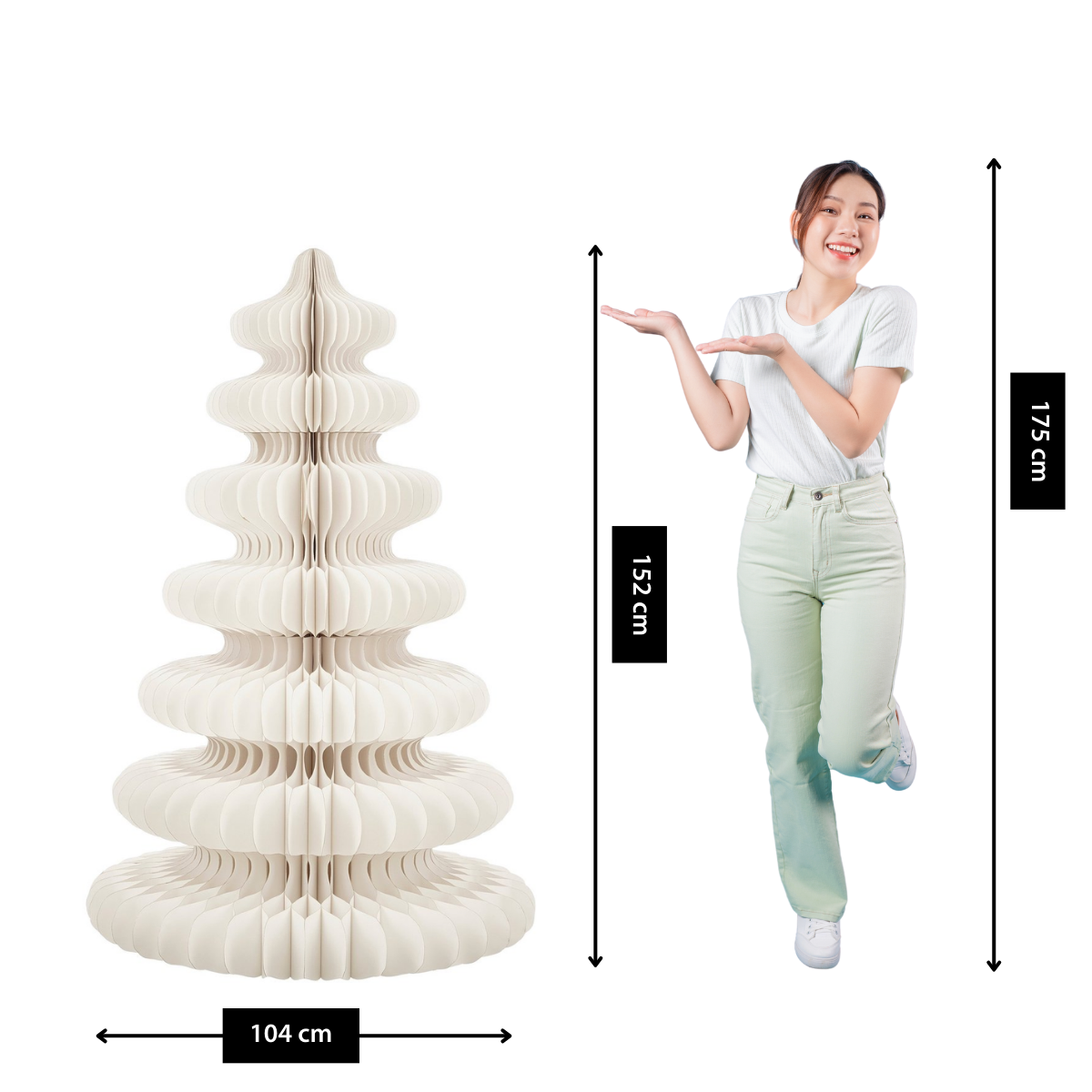 Une femme se tient près d'un arbre en papier. Des dimensions sont fournies. La femme porte une chemise blanche et un pantalon vert clair.
