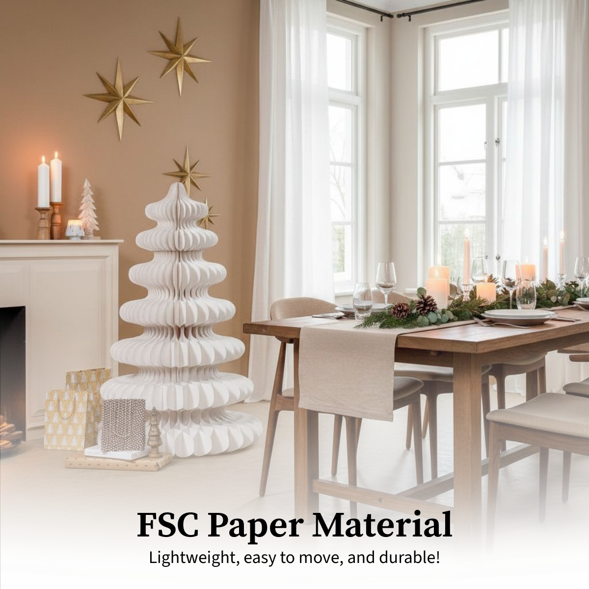 Une pièce avec un sapin de Noël en papier, des bougies et une table à manger dressée pour un repas. L'arrière-plan a des fenêtres et des rideaux.