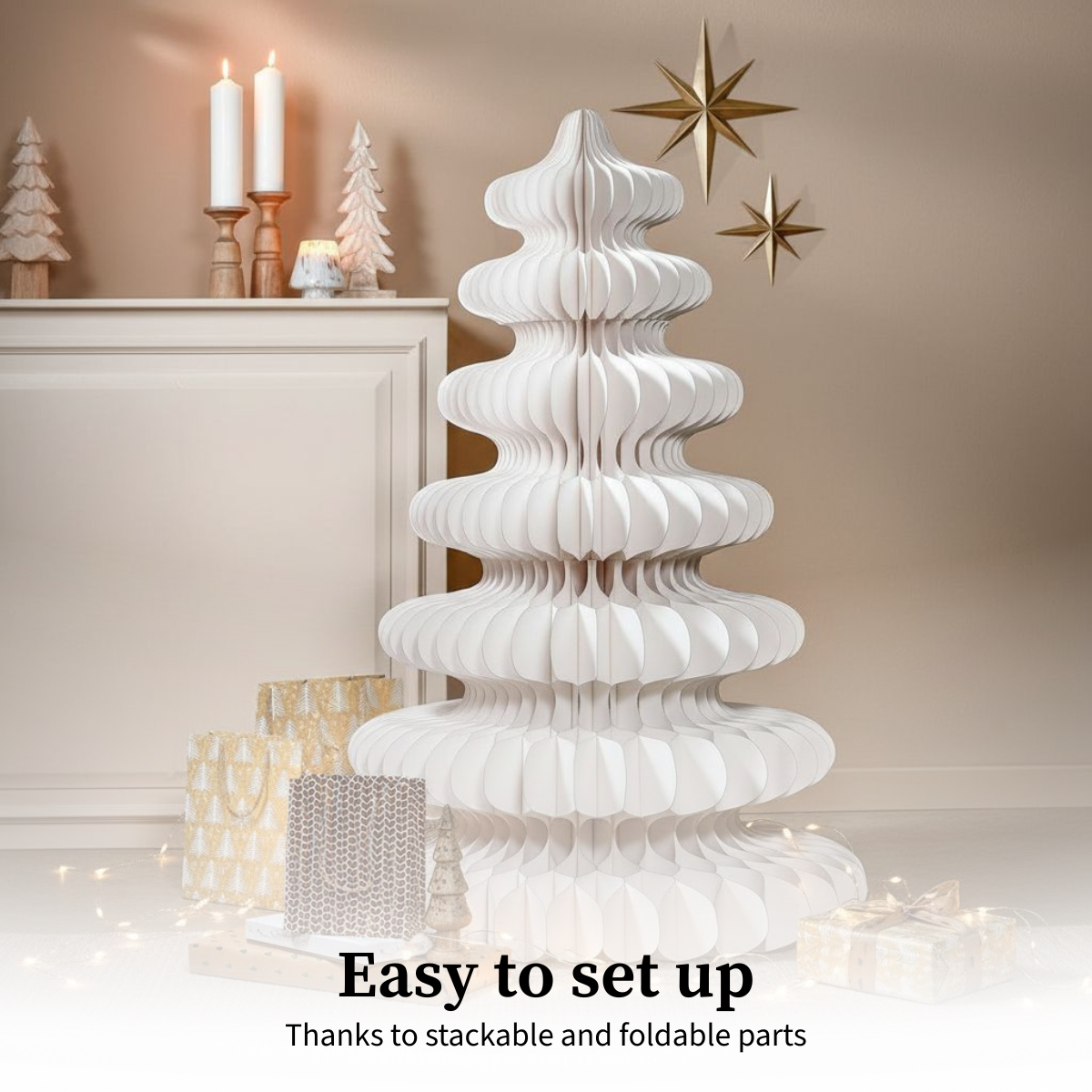 Un sapin de Noël en papier blanc se dresse dans une pièce. Des étoiles dorées ornent le mur. Il y a des cadeaux et des lumières à la base.