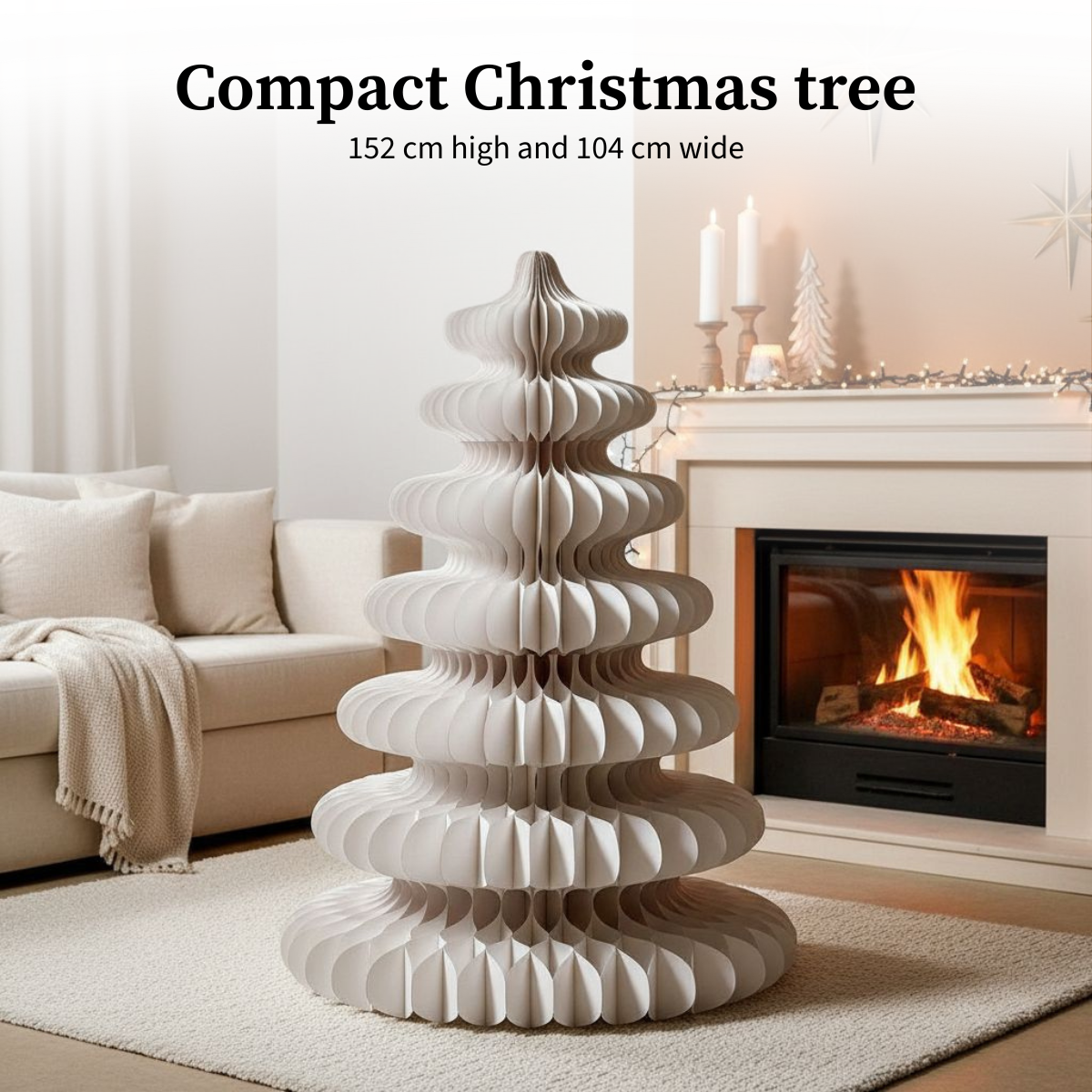 Un sapin de Noël compact en papier est posé sur un tapis. Une cheminée avec du feu et un canapé en arrière-plan.
