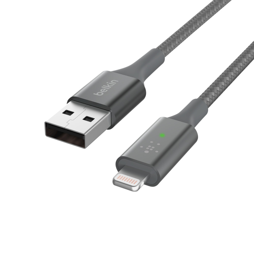 Ein graues Belkin USB-auf-Lightning-Kabel vor weißem Hintergrund. Das Kabel ist abgewinkelt, das USB-Ende befindet sich links.