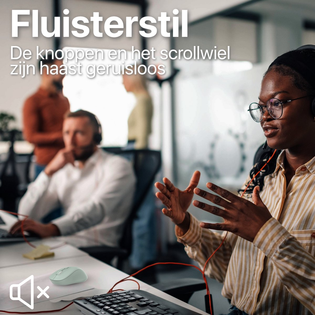Een vrouw met bril en headset gebaart tijdens het spreken. Een muis en toetsenbord liggen voor haar. Geluid uit-luidsprekerpictogram.