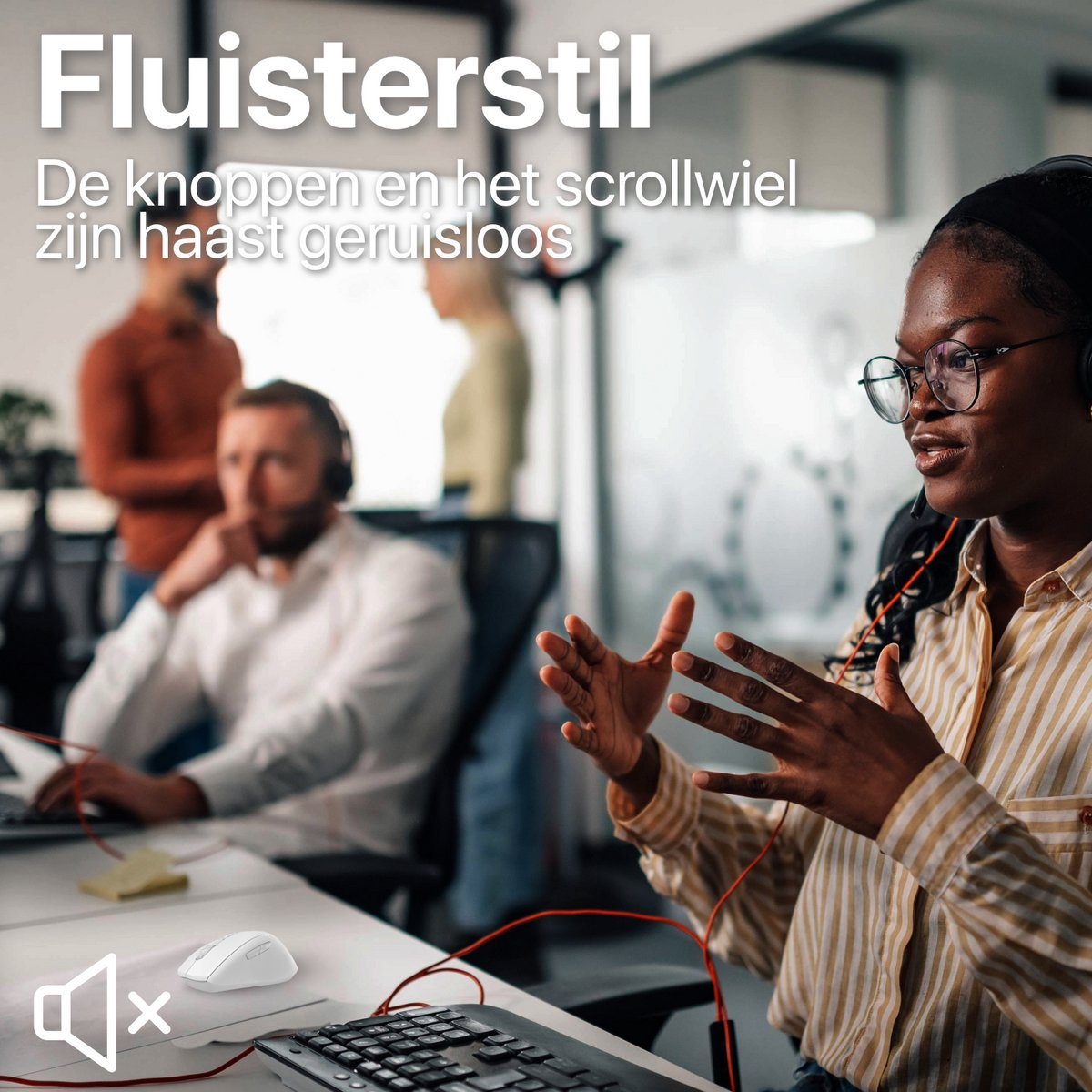 Een vrouw met headset en bril gebaart. Een muis en toetsenbord liggen voor. Nederlandse tekst: 'fluisterstijl'.