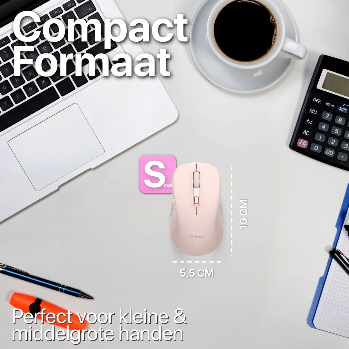Een bureau met een laptop, koffie, rekenmachine en een roze muis met het label PHREEZE. De tekst luidt 'Compact Formaat' en 'Perfect voor kleine & middelgrote handen'.