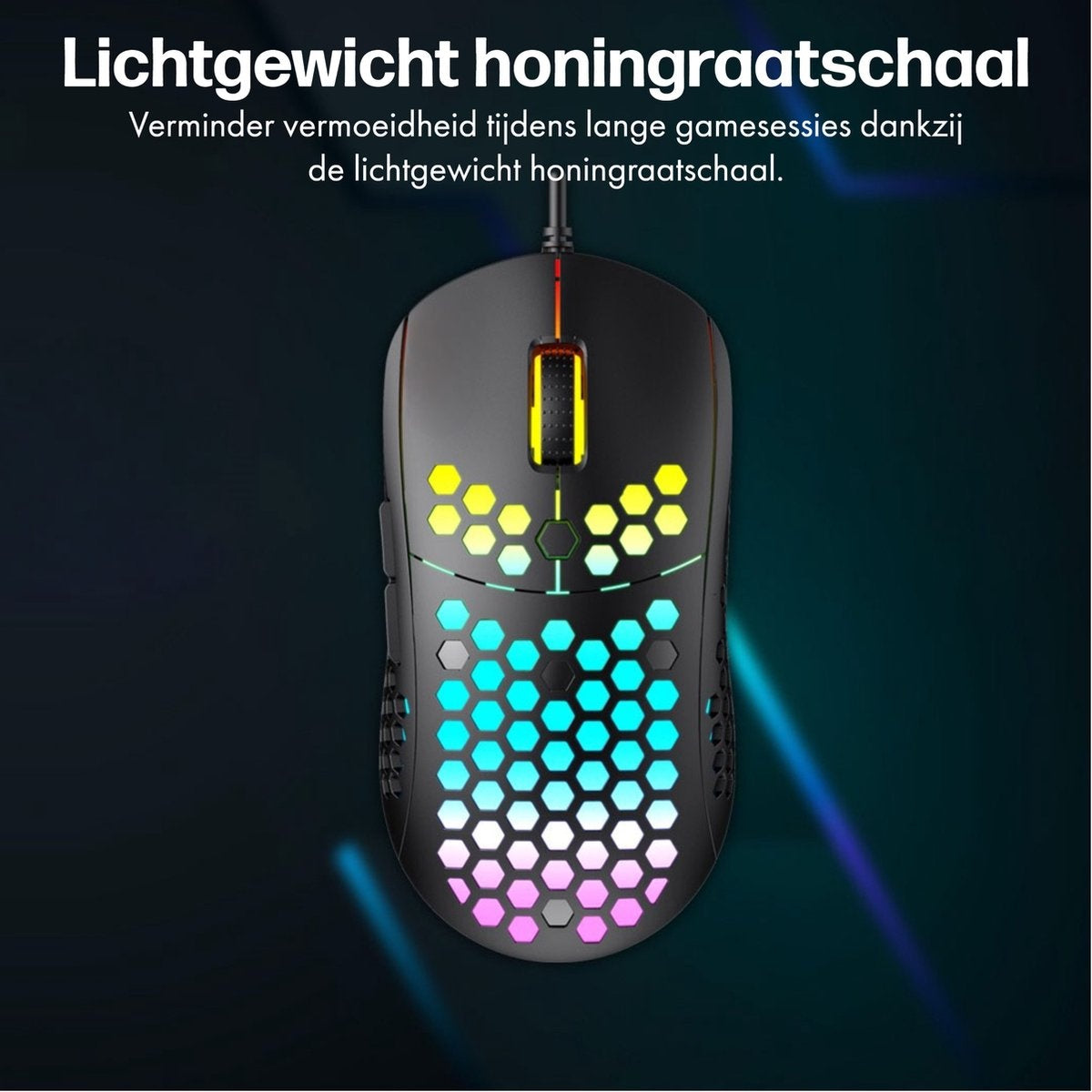Een zwarte gamingmuis met honingraatontwerp, verlicht met kleurrijke LED's. De achtergrond is donkerblauw en de tekst staat bovenaan.