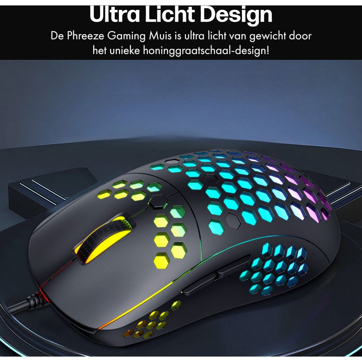 Een zwarte gamingmuis met honingraatontwerp, RGB-verlichting en een kabel. Boven staat 'Ultra Light Design'.