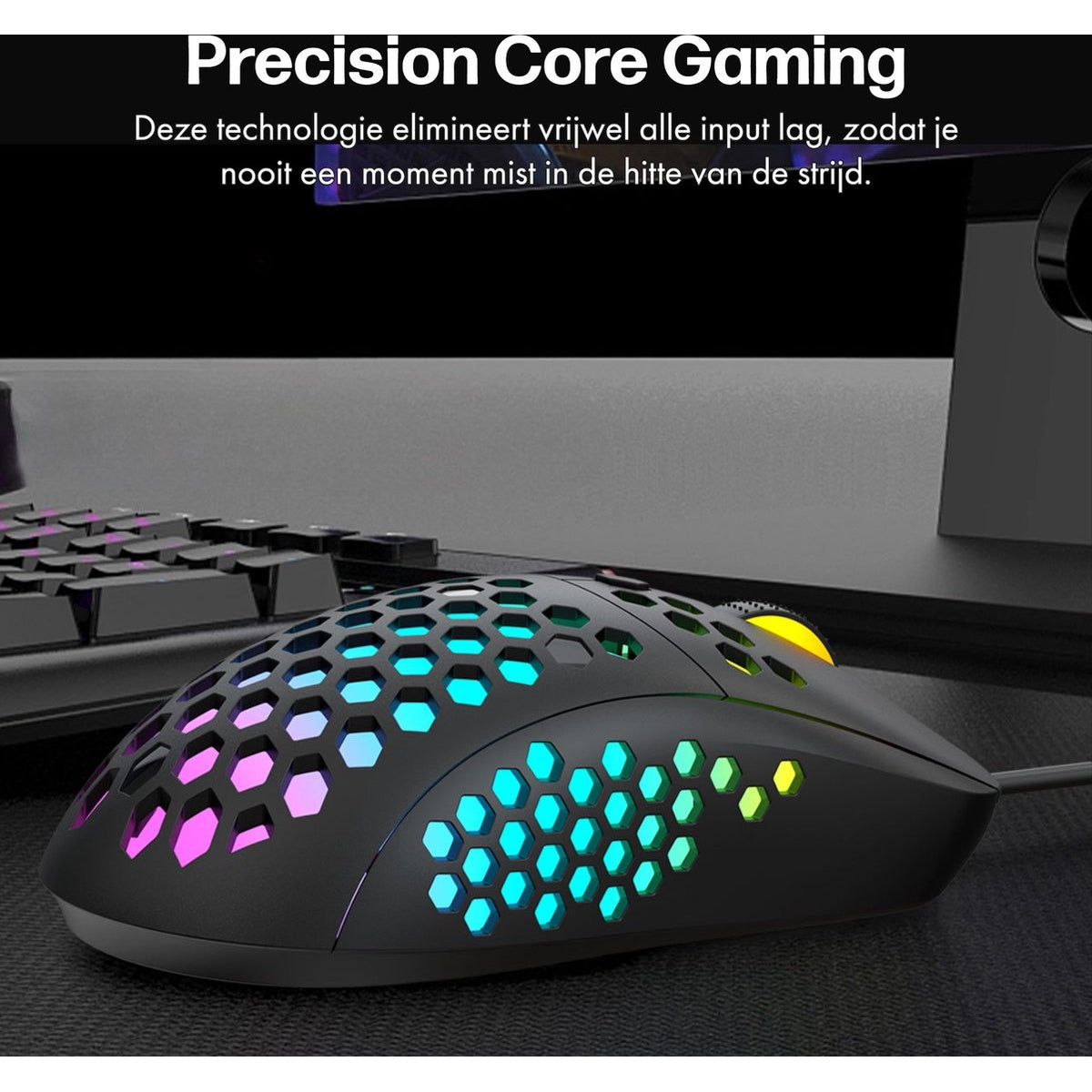 Een zwarte gamingmuis met een honingraatontwerp, verlicht met verschillende kleuren. Een toetsenbord staat op de achtergrond.