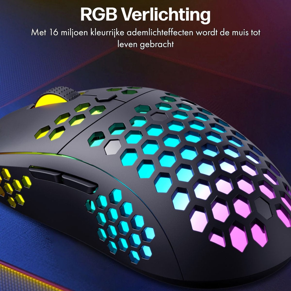 Zwarte gamingmuis met RGB-verlichting. De muis heeft een honingraatontwerp met blauwe, groene en roze lichten. De achtergrond is donker.