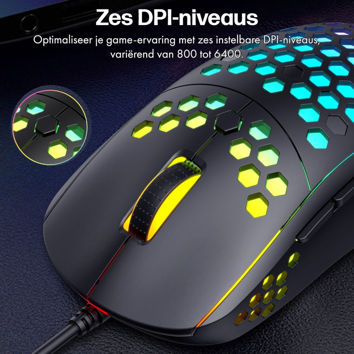 Zwarte gamingmuis met zeshoekige lichten. Inclusief een gele scrollwiel, een kleine cirkelvormige afbeelding en een kabel.