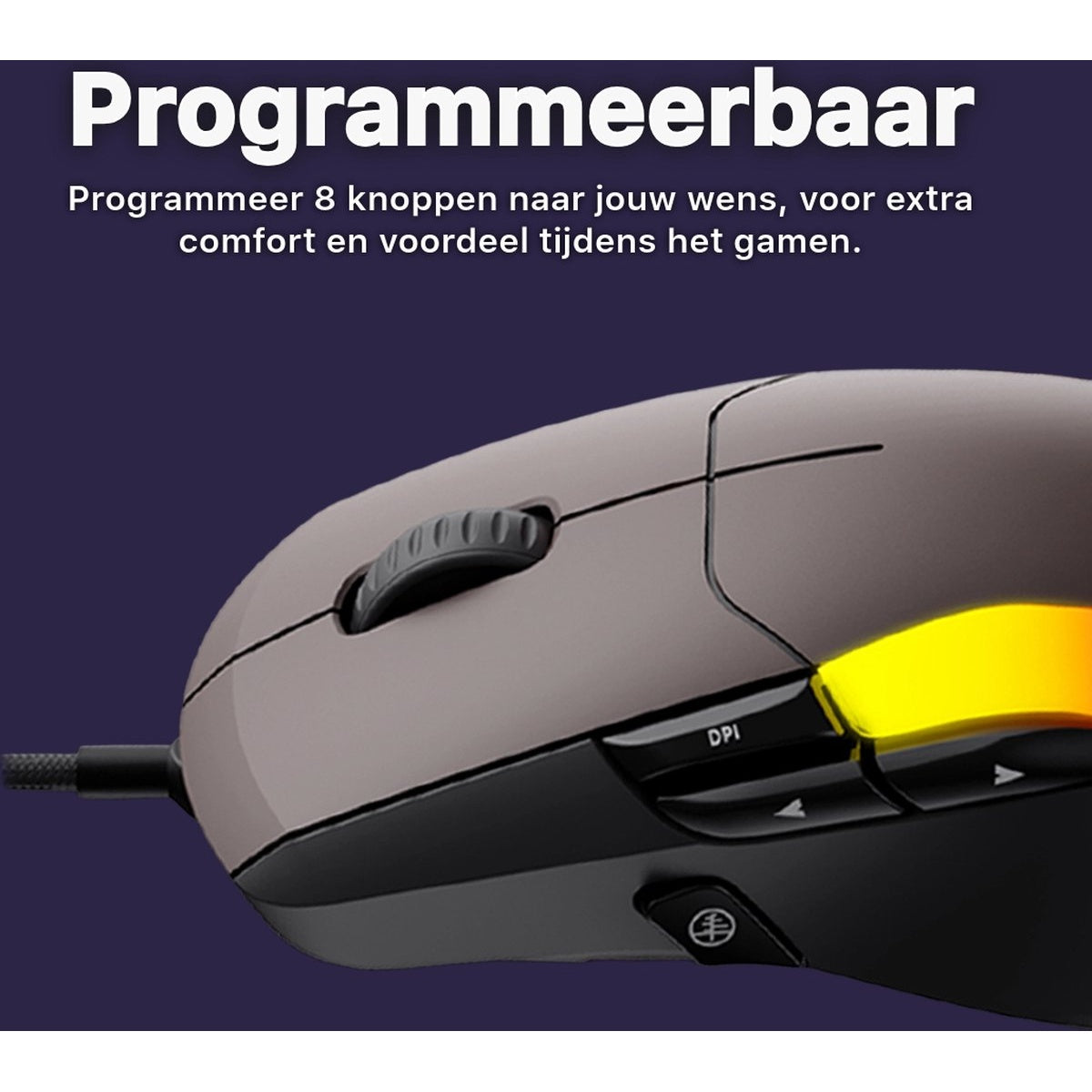 Close-up van een gamingmuis. Het is grijs en zwart met geel licht. De muis heeft knoppen en een scrollwiel.