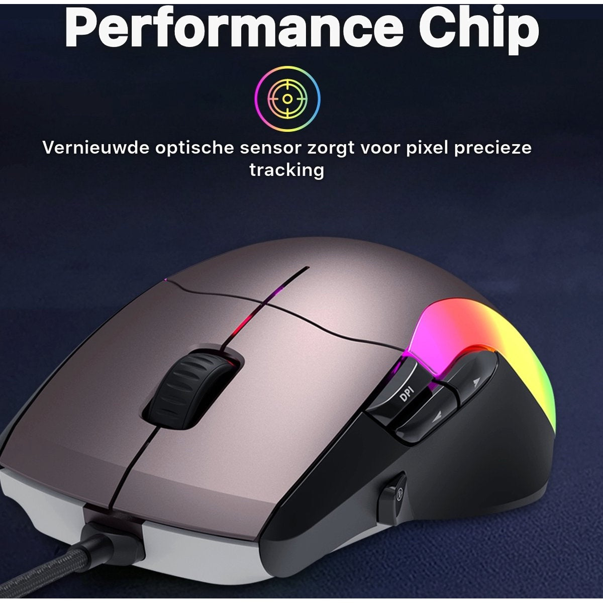 Een computermuis met RGB-verlichting. Hij is donkergrijs met zwarte knoppen en een gestructureerd scrollwiel. De tekst zegt 'Performance Chip'.