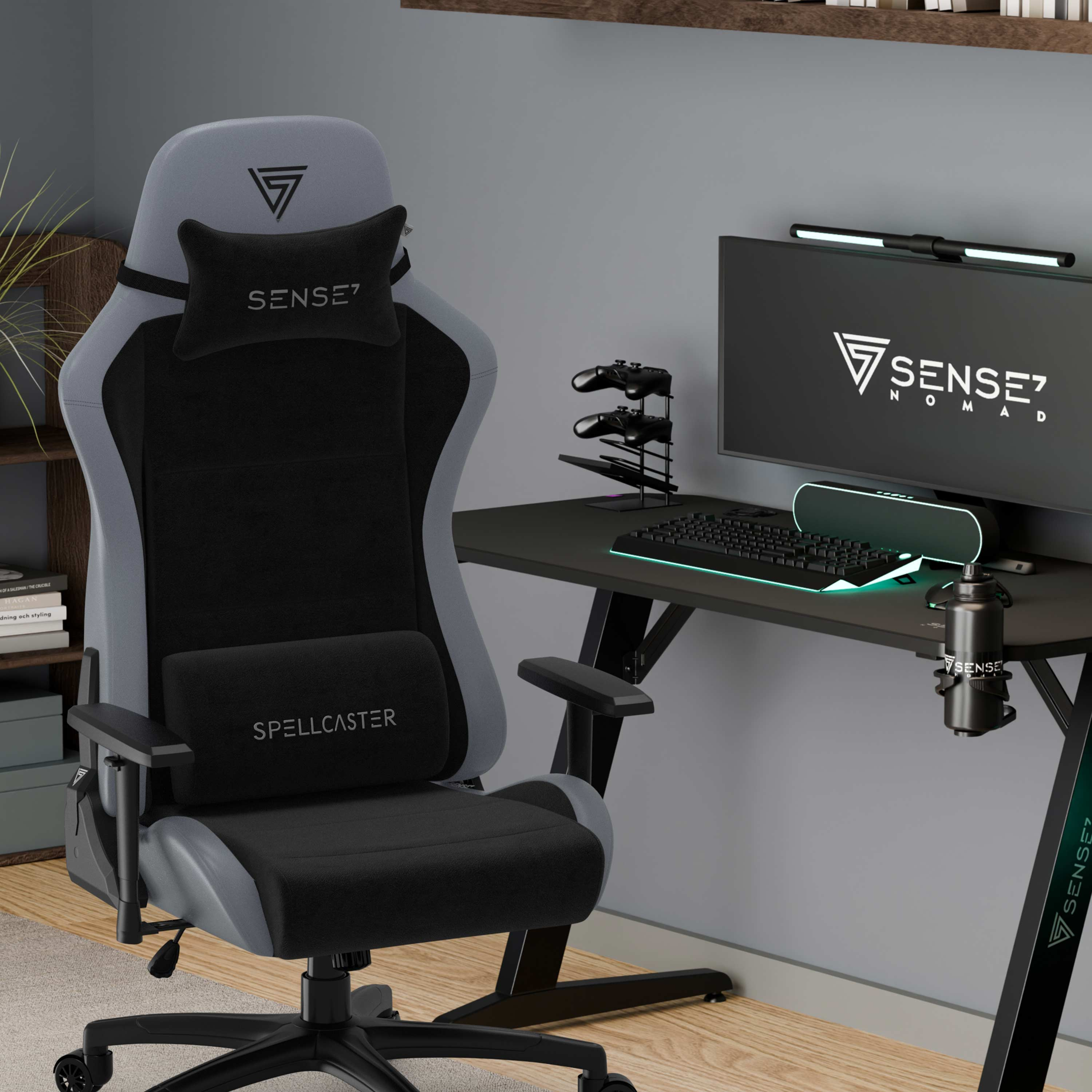 Een gaming-opstelling met een stoel, bureau, monitor en accessoires. De stoel heeft logo's. Het bureau heeft een toetsenbord en een monitor.