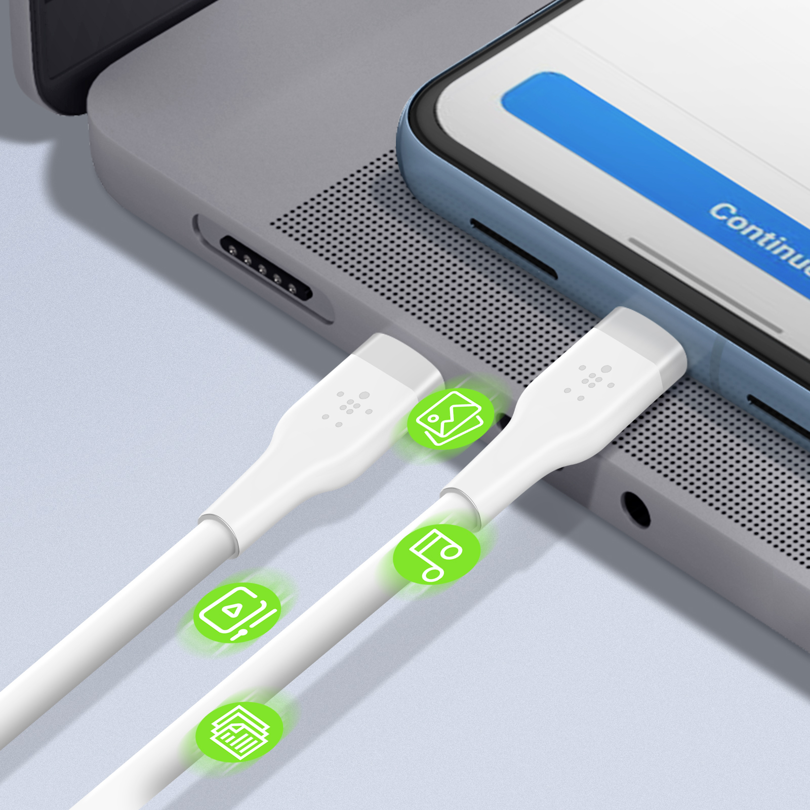 Weiße Ladekabel, verbunden mit Laptop und Smartphone. Grüne Symbole zeigen Dateiübertragung an.