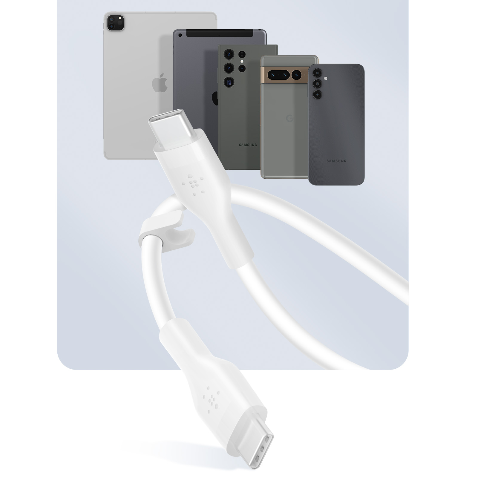 Weißes USB-C-Kabel mit mehreren Geräten: iPad, Handys von Samsung und Google, auf hellblauem Hintergrund.