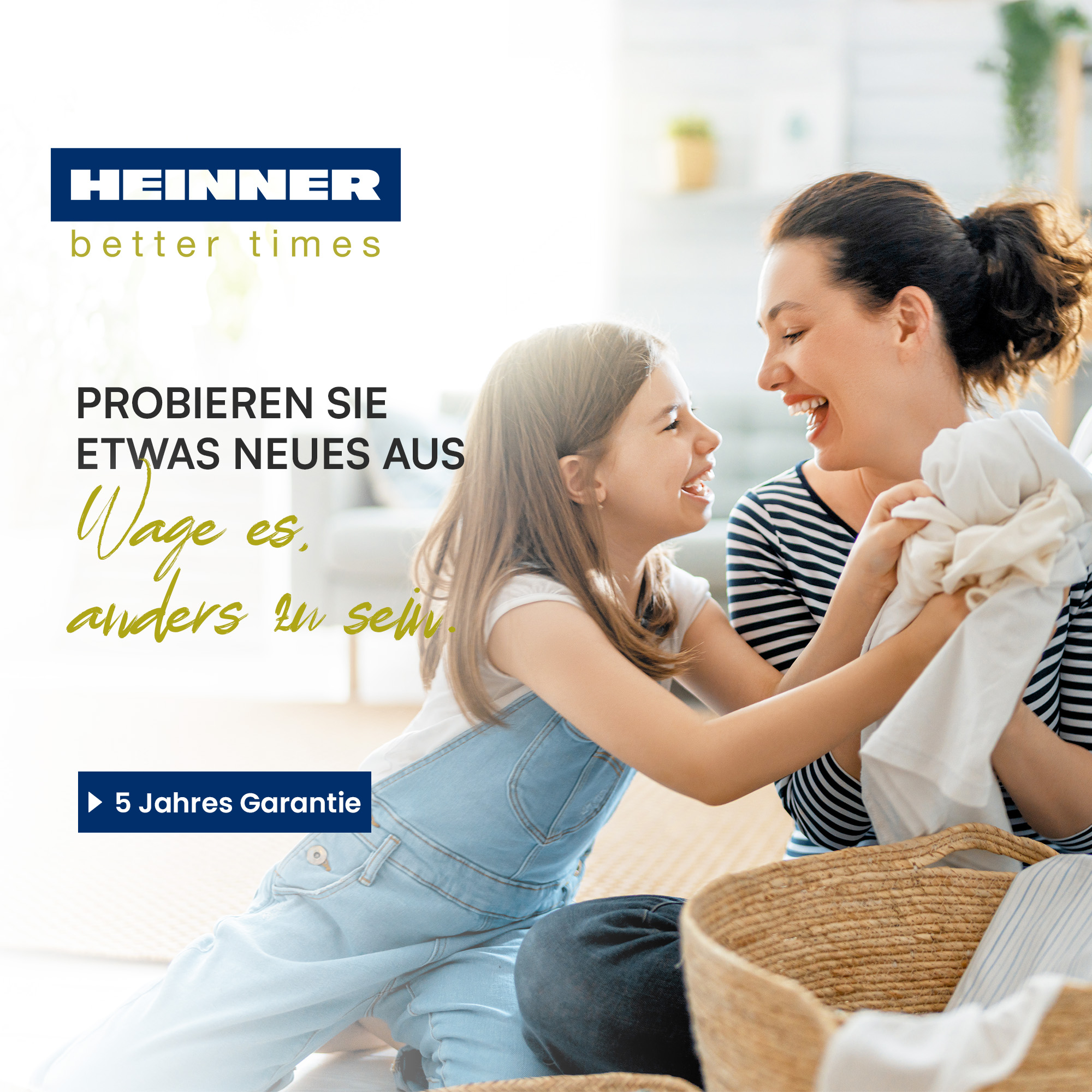 Eine Frau und ein Mädchen lachen, während sie Wäsche halten. Ein Korb steht daneben. Das Bild enthält auch Text und ein Logo.