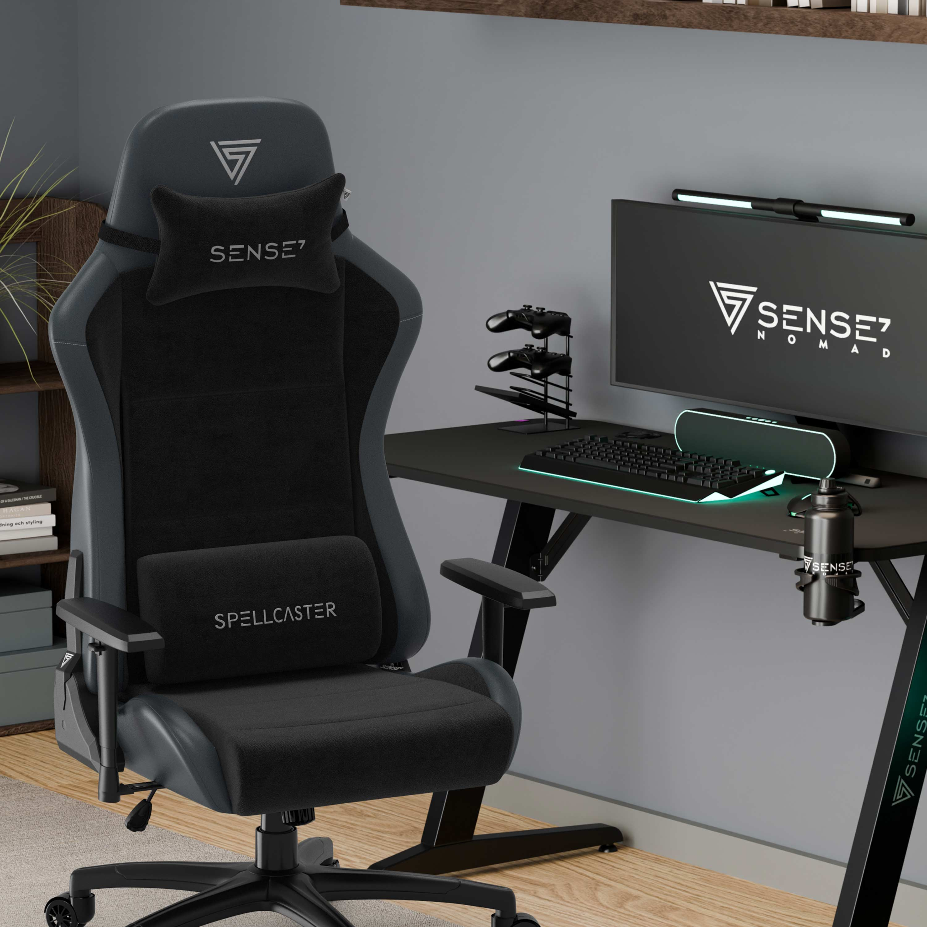 Een gamestoel, een bureau en een monitor staan in een kamer. De stoel en het bureau zijn zwart.