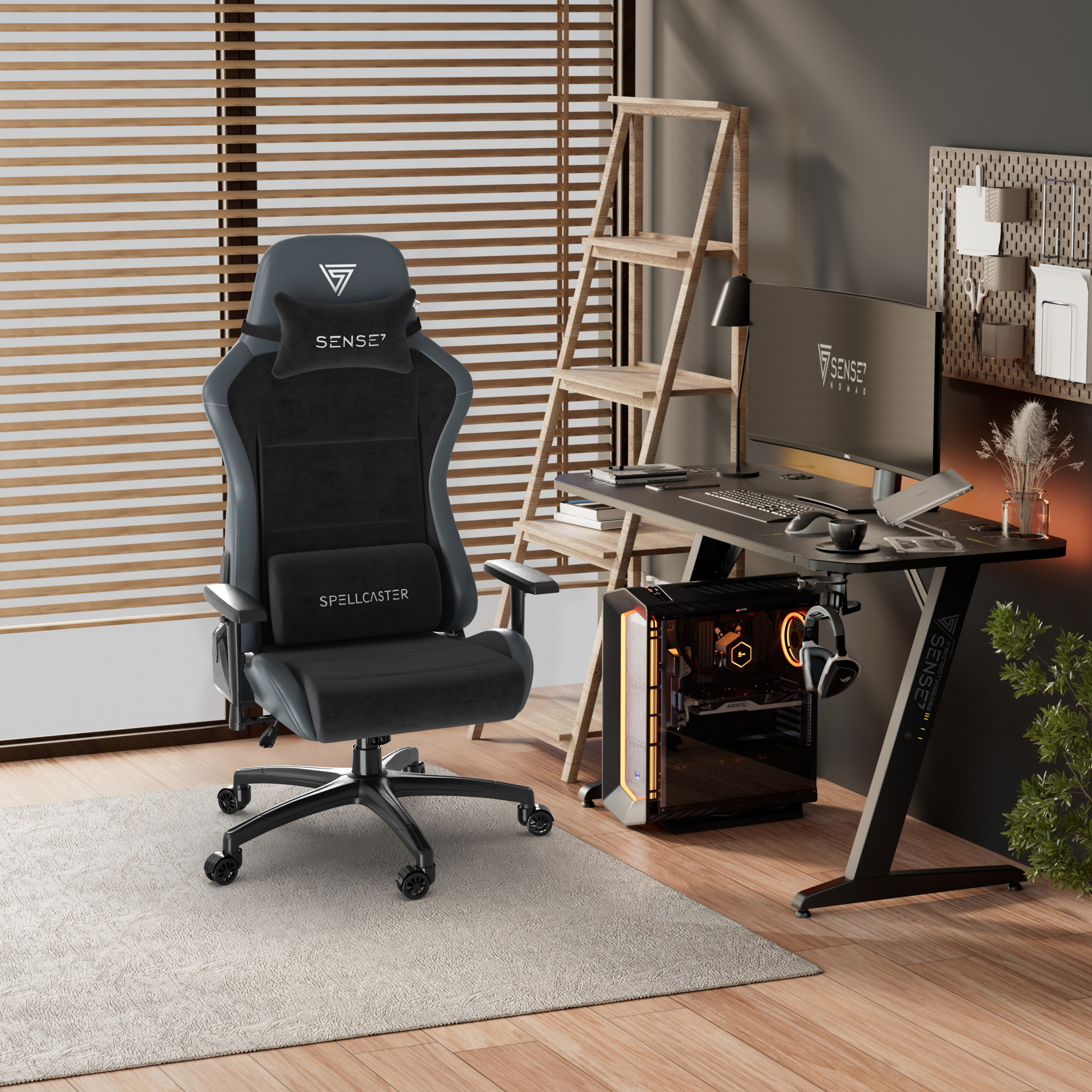 Gaming-opstelling met een zwarte stoel, bureau, computer en accessoires. Houten jaloezieën en een ladder op de achtergrond.