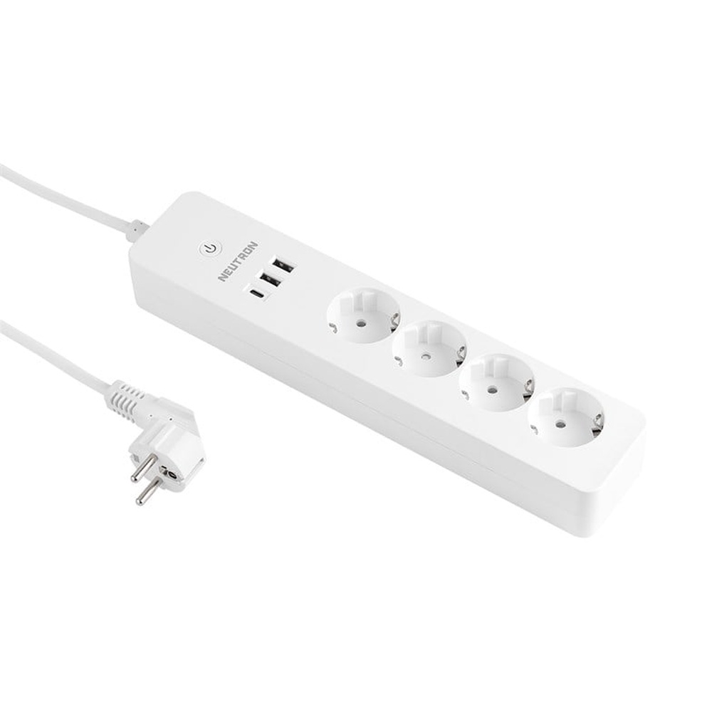 3 prizli, USB portlu ve güç düğmeli beyaz uzatma prizi. Beyaz bir fiş beyaz bir kabloya bağlı.