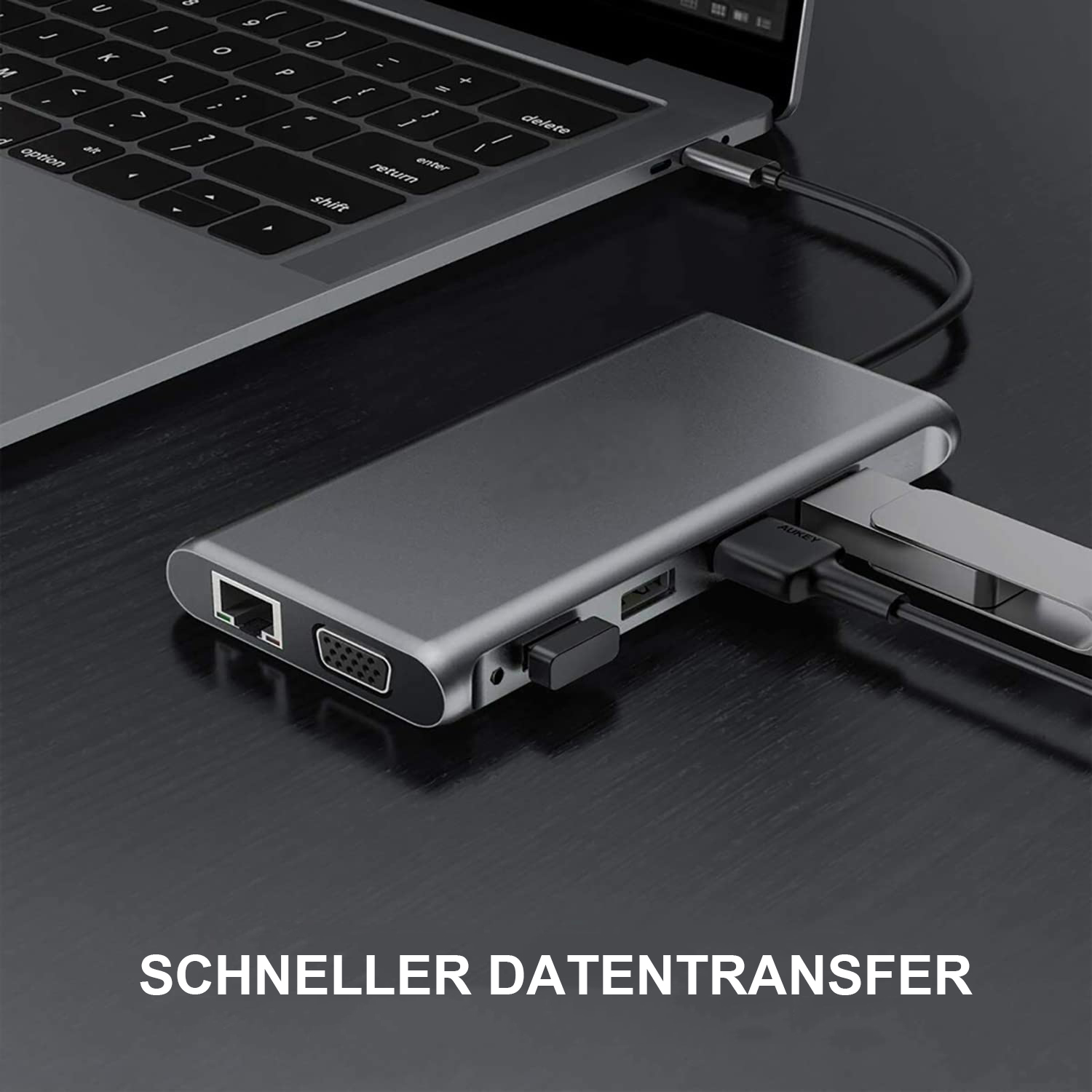 Ein Laptop ist mit einem silbernen Multiport-Adapter verbunden. Der Adapter verfügt über verschiedene Anschlüsse, darunter HDMI, USB und Ethernet. Text: SCHNELLER DATENTRANSFER.