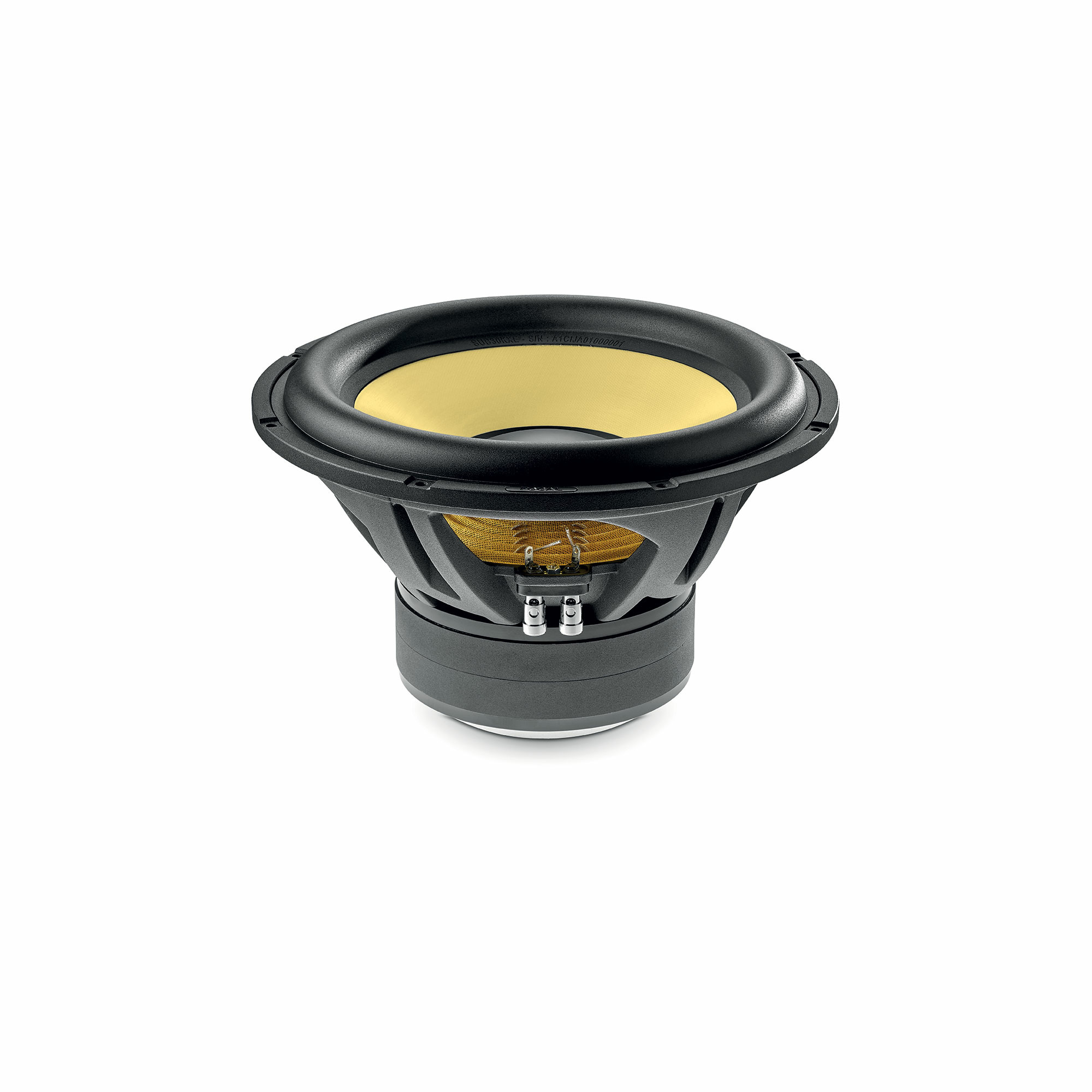 Ein Subwoofer-Lautsprecher auf weißem Hintergrund. Es hat einen schwarzen Rahmen, einen gelben Konus und silberne Anschlüsse.