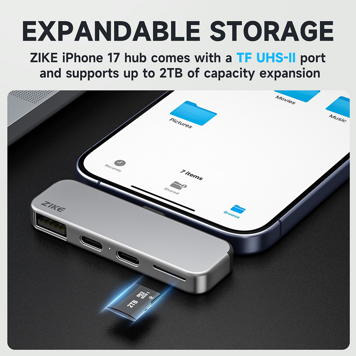 Ein silberner ZIKE iPhone-Hub mit einer SD-Karte, verbunden mit einem Telefonbildschirm mit Ordnern auf schwarzem Untergrund.