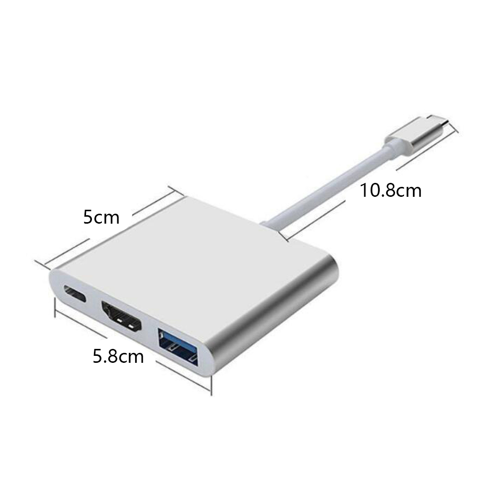 Silberner Adapter mit HDMI-, USB- und USB-C-Anschlüssen. Abmessungen: 5 cm x 5,8 cm x 10,8 cm. Auf weißem Hintergrund.